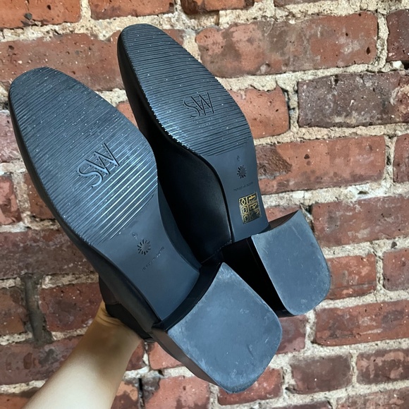 Stuart Weitzman Accordion Chelsea Boots size 6 - Picture 9 of 10